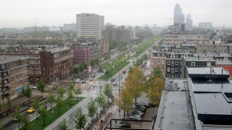 Een regenachtige dag, maar toch een mooi uitzicht vanuit het gebouw richting Rembrandttoren  <p>.<br />
<em>Foto: Jo Haen ©</em></p>