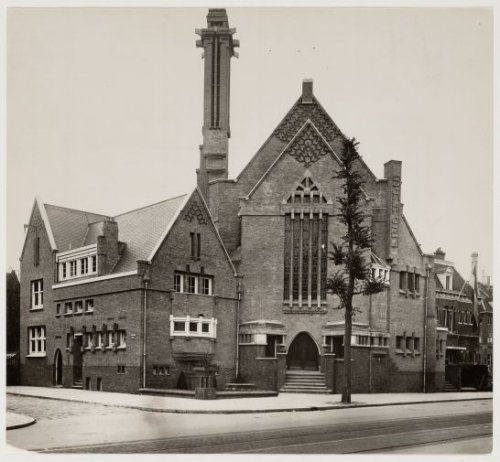 Synagoge Linnaeusstraat. Nederlands Israelitische Synagoge in 1928 met links de ingang:  Polderweg. Bron: Beeldbank, SAA. 