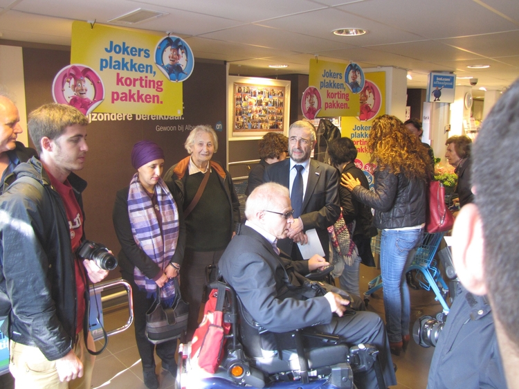 Kort voor de onthulling. De Synagoge in de  Molukkenstraat (april 2014) wordt 'herdacht'.<br />Van links naar rechts: Fatima Elatik, Wil Wickel en Lody van de Kamp. <br />foto: Frits Slicht. 