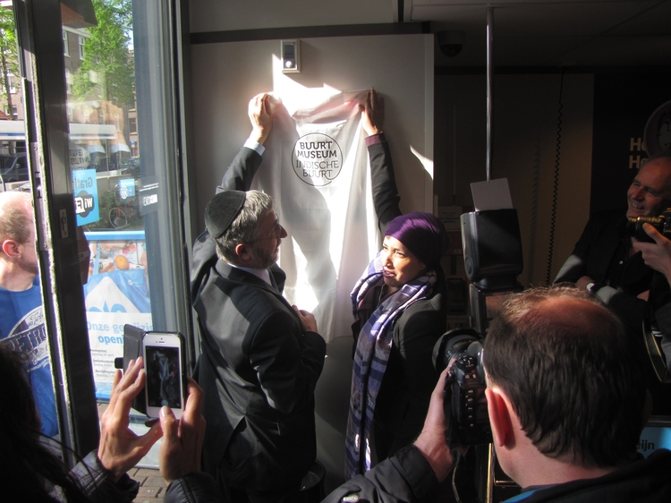 Het moment van de onthulling. Fatima Elatik en Lody van de Kamp onthullen de herinneringsplaquette.<br />Foto: Frits Slicht. 