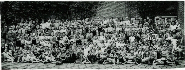  Alle klassen van de Anthonie van Diemenschool 1951. 