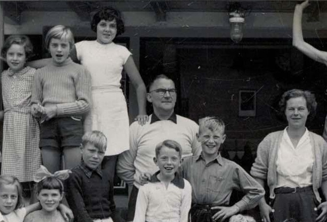  In het midden: Meester Crabbendam (omstreeks 1954) 