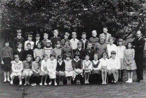 Moelee Hennie in de 6e klas van de Christiaan de Wetschool (schooljaar 1963-64), 6 van links middelste rij. 