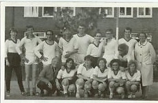  Karla de Rooij stuurde deze foto van het team waarin zij kort speelde begin jaren 1960 (zie verder haar reactie onderaan dit verhaal). 