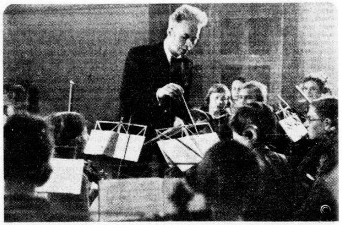 Gehrels Volksmuziekschool Willem Gehrels dirigeert zijn muziekklasje. Uit: De Telegraaf van 21 februari 1937. Bron: Historische kranten, KB. 