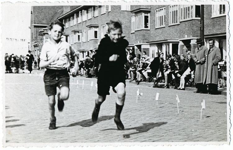  Straatwedstrijd op de Fahrenheitsingel, ca. 1942 met Simon ter Laare en Tijs Bokhorst. 
