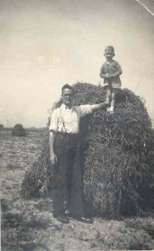 Jaap Zijp op een hooiberg, samen met zijn vader (± 1950). Deze hooibergen stonden voor het Amstel Station. 