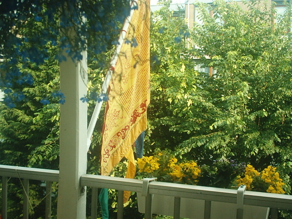  Tibetaanse gebedsvlag op het balkon aan de 2e Oosterparkstraat 