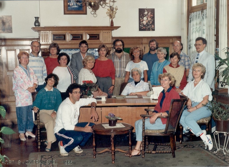 kamer directrice Het personeel bijeen in de kamer van de toenmalige directrice mw.Chabot. Foto uit 1985. Cobi staat in het midden achter (met rode blouse). Mevr.Chabot zit achter het bureau. Rechtsachter de concierge dhr.Wildschut (met geruite blouse). 