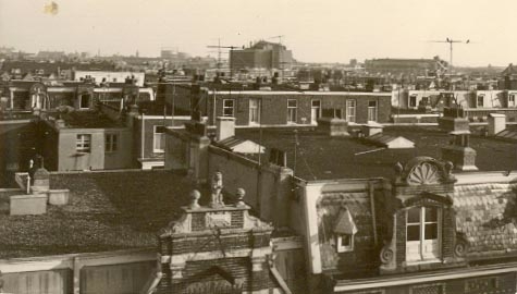  Deze foto is genomen vanaf het dak van de Tilanusstraat 59 richting Parooltoren. Op de voorgrond zie je Tilanusstraat 56. Het zal begin jaren 60 geweest zijn. 