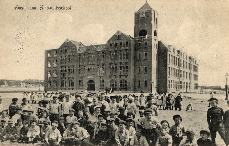 De ambachtsschool die in 1912 geopend werd.  