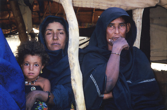 Toeareg vrouwen foto van Angeline van Achterberg van Toeareg vrouwen Een foto van Toeareg vrouwen gemaakt door Angeline van Achterberg. De Toeareg, een berber (of Amazigh) volk  in West Afrika is een van de inheems volken waar het NCIV zich voor inzet. 