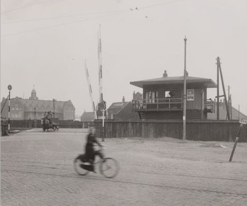  Spoorwegovergang van de Czaar Peterstraat naar de 'gevreesde' Oostelijke Eilanden in 1936.<br />(Foto:  Gemeentearchief Amsterdam) 