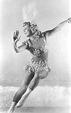 tonnie 4 Sonja Henie (1912-1969) was een kunstschaatsster uit Noorwegen, die in 1924 op elfjarige leeftijd haar olympisch debuut maakte. Ze trad veel in ijsshows op en speelde in verschillende speelfilms. In 1934 opende Henie de kunstijsbaan in Amsterdam-Oost. 