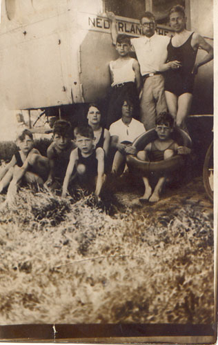  Een familieuitje naar het Kinselermeer, midden jaren dertig. 