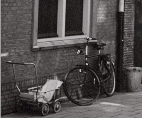  De kinderwagen en fiets moesten ’s nachts vaak wel de trap op.<br />(Foto: 1956 Gemeentearchief Amsterdam) 