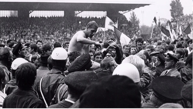 Ajax landskampioen in 1968 - Tonny Pronk op de schouders bij Ajax-supporters. .<br />Foto: Beeldbank Amsterdam 