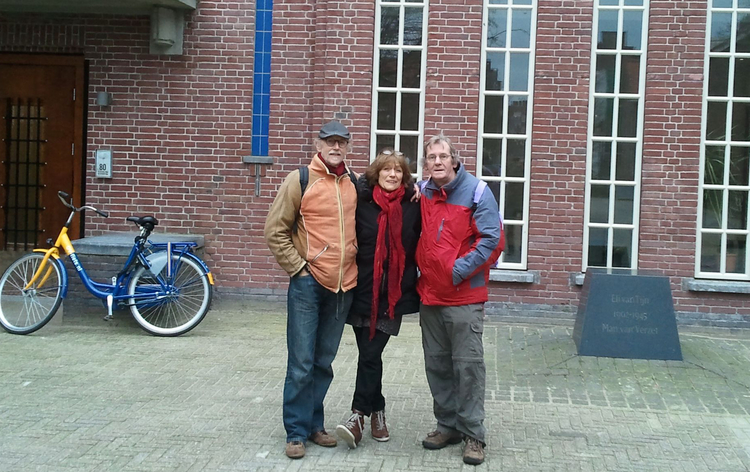 Ton Zijp, Til Grosheide en John Toxopeus in 2014 voor het schoolgebouw in de Kraaipanstraat. .<br />Foto: John Toxopeus 