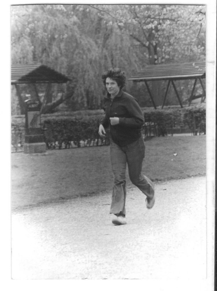 Rennen in het  Oosterpark Foto van Maudy genomen door Els P in 1982 toen er nog picknicktafels in het park stonden 
