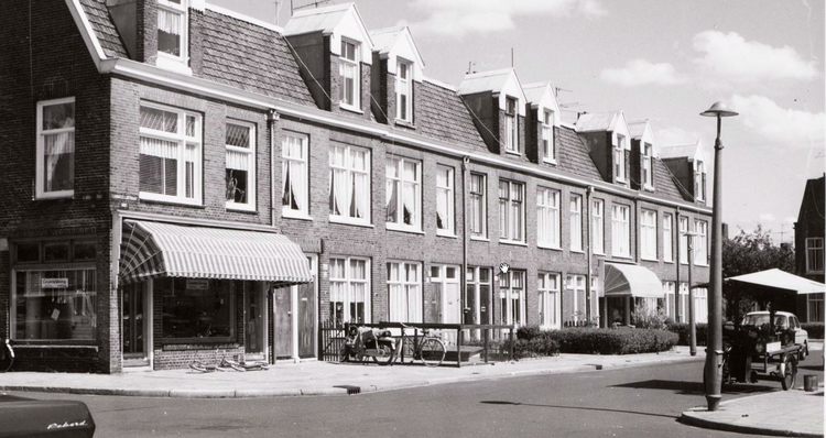 Torricellistraat 21-23 kruising Reaumurstraat - 1966 .<br />Foto: Beeldbank Amsterdam 