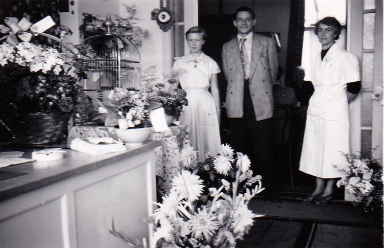 Transvaalkade 44 - 1952 Op de foto de heer Siem Wokke, zijn vrouw Truus en dochter Hanny. <br />.<br />Foto: Arthur Vermeer 