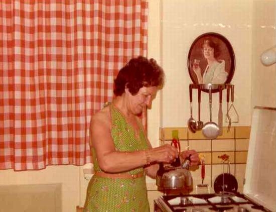 Leny in haar keuken in de jaren '70. 