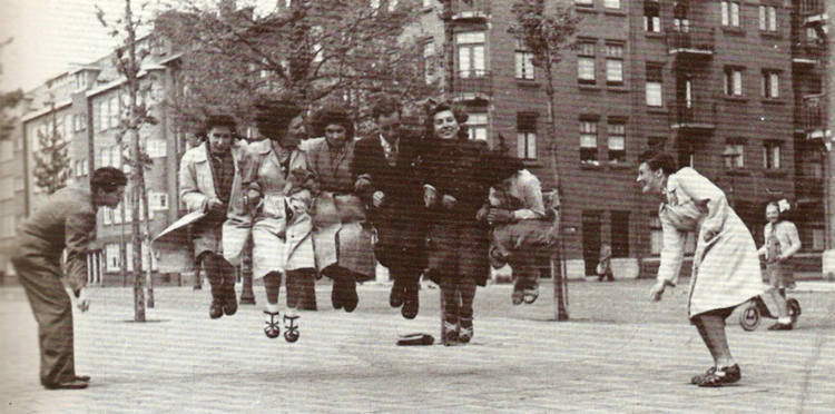 Groep Joodse jongelui op het Transvaalplein. Voorjaar 1942. .<br />Foto: mevr. A.Nussbaum 