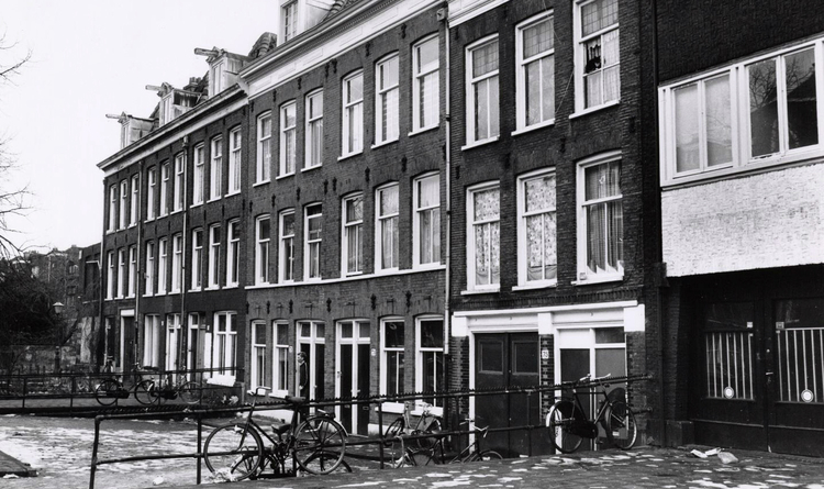 Transvaalstraat 77 (rechts)  - 1985 .<br />Foto: Beeldbank Amsterdam 