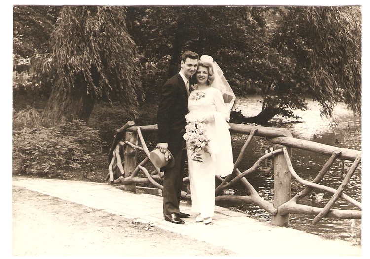 De trouwfoto van Wim Verschut en Loes Meisner in het Oosterpark. 18-06-1965. .<br />Foto: Wim Verschut 
