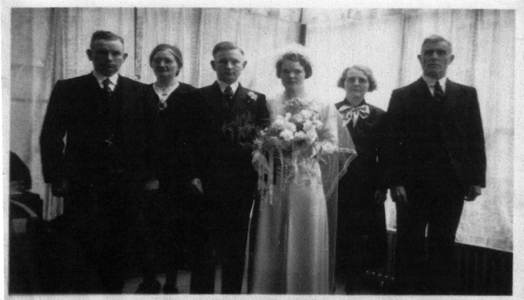  Mijn vader (helemaal links) op de trouwdag van mijn broer Piet met  Rie Romeijn op 24 november 1937. Naast hem mijn moeder Lize. Rechts de ouders van de bruid.<br />Foto: Jo Haen 