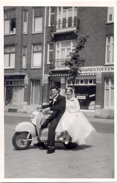 Mijn jeugd In 1958 zijn wij getrouwd. Deze foto is genomen voor ons huis op het Krugerplein. 