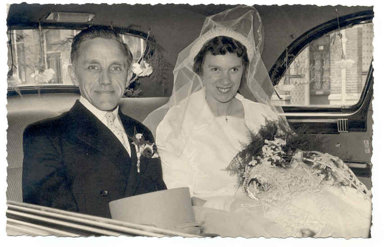  De bruid en bruidegom in hun trouwauto: 9 mei 1959. 