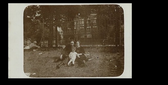 Oosterpark Foto van de familie uit  1920 in het Oosterpark 