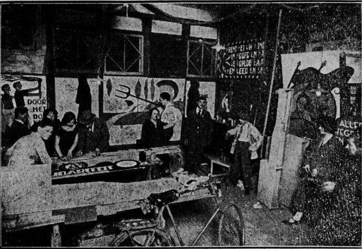 Tugelaweg  1926. Voorbereidingen voor de mei-feesten in de loods aan de Tugelaweg. Bron: Het Volk, dagblad voor de arbeiderspartij van 27 april 1926 (Historische kranten, KB). 