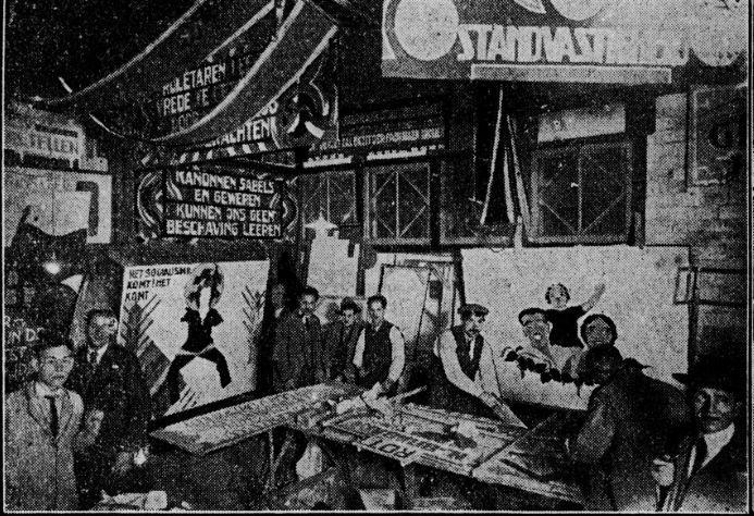 Tugelaweg 1926. Voorbereidingen voor de mei-feesten in de loods aan de Tugelaweg. Bron: Het Volk, dagblad voor de arbeiderspartij van 27 april 1926 (Historische kranten, KB). 