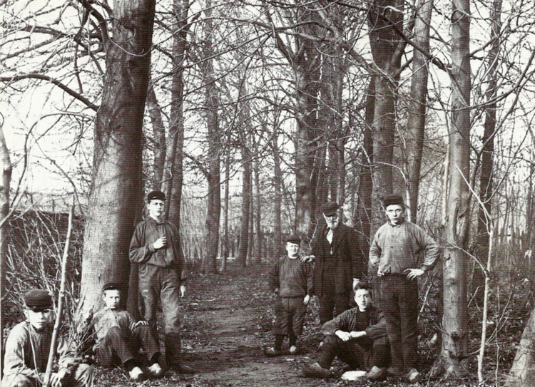 Leerlingen van de Tuinbouwschool Linnaeus op Frankendael (1890).  