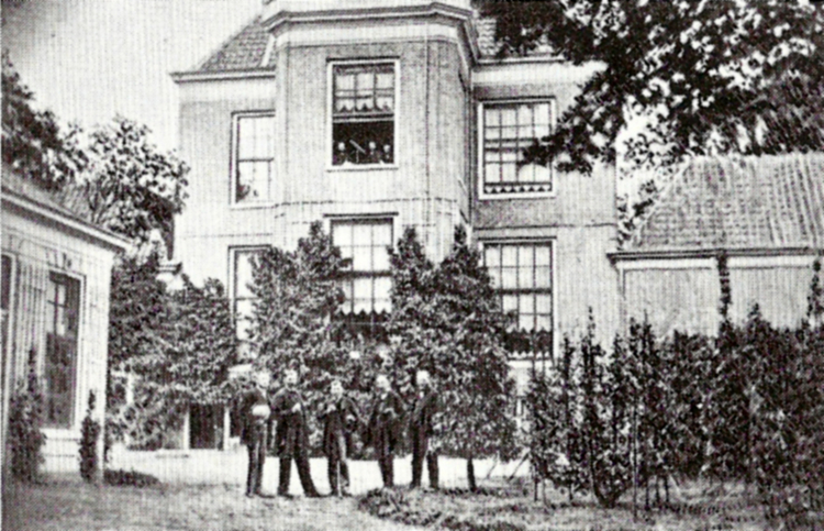 Het bestuur van de Tuinbouwschool Linnaeus poseert aan de achterzijde van Frankendael. Het houten schoolgebouw (links) brandde in 1894 af.  