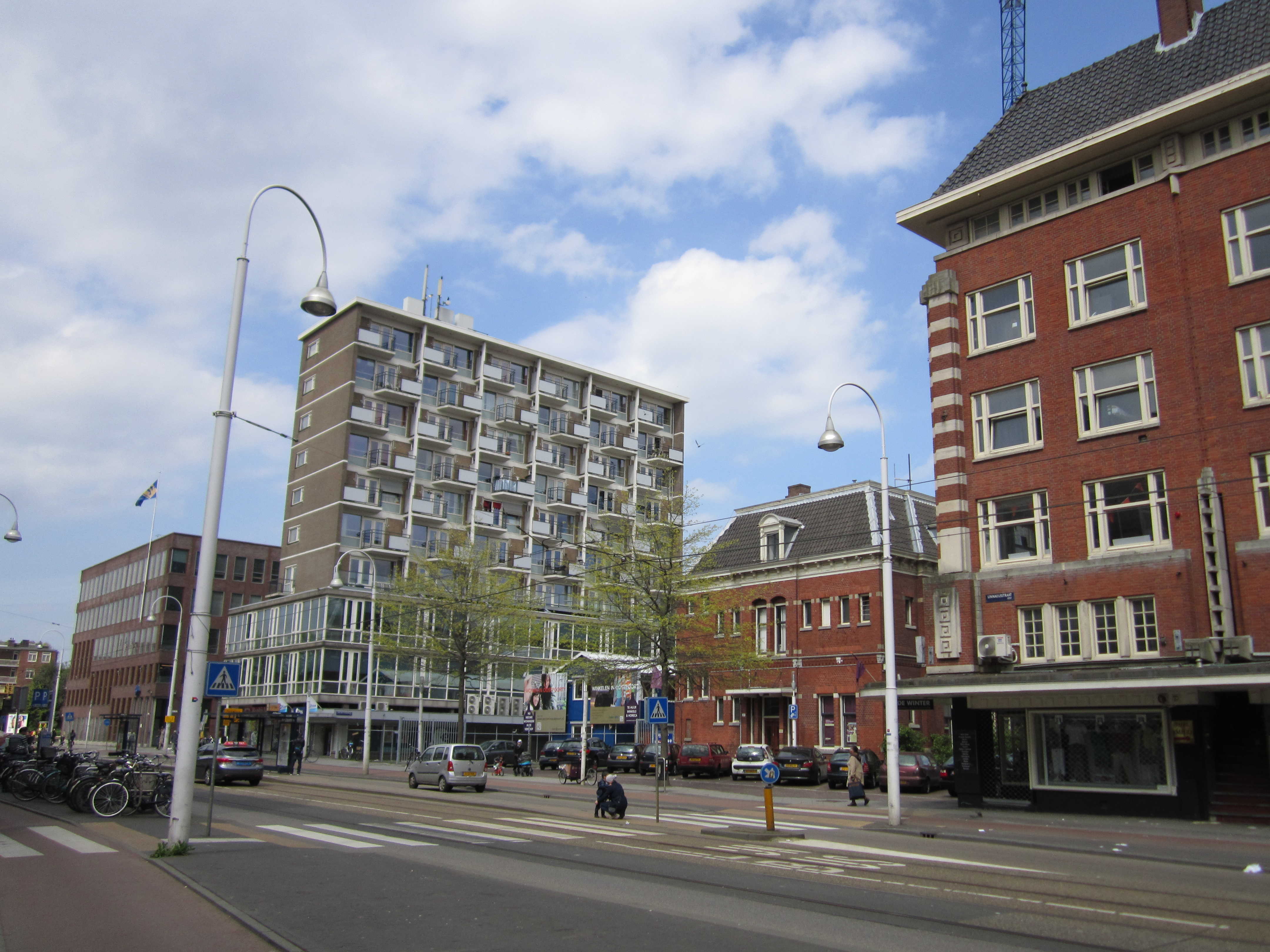 Op De Plek Van De Synagoge Staat Nu Een Flatgebouw Ontworpen Door Mart ...