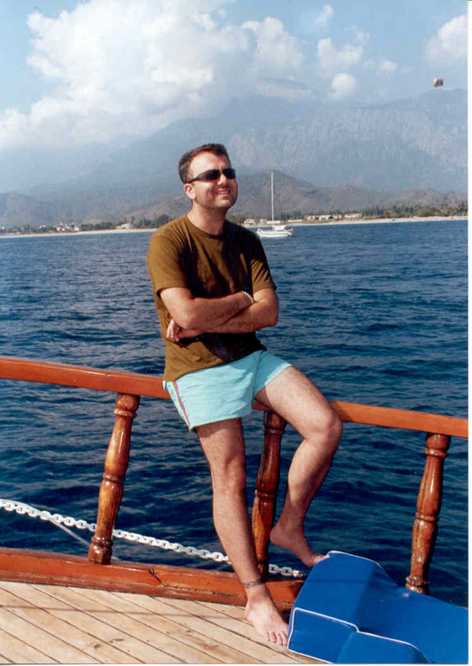 Turkije Vakantie in Antalya, Turkije in 2003. Yener is gek op zijn werk omdat het hem de kans geeft om te reizen, hier is hij op vakantie in Antalya, Turkije (2003). 