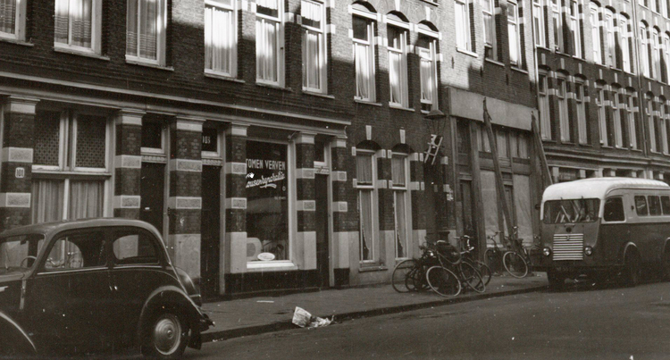 Tweede Oosterparkstraat 107 (rechter winkelpand) - 1960 .<br />Foto: Beeldbank Amsterdam 