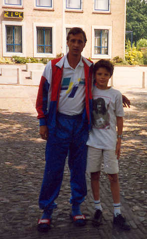 Johan Cruijff en Marc 1989 Op de foto met Johan Cruijff toen hij met Barcelona trainde in de buurt van Emmen. 