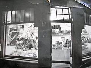 Slagerij van Klaas Bijl De slagerszaak van Klaas Bijl op de hoek Pretoriusstraat / Cillierstraat voordat de zaak in 1935 moest sluiten. Later kwam er een groentezaak in. 