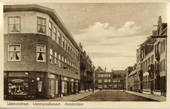 Wakkerstraat 41 (2e pand vanaf links) - 1924 .<br />Foto: Jan van Deudekom 