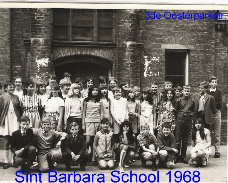  De zevende staande van rechts is onze zoon Peter met dat gestreepte overhemd Peter, de zoon van ome Cees en tante Jopie zat op de St. Barbaraschool, hier op een klassefoto uit 1968: zevende staande van rechts met gestreept overhemd. 