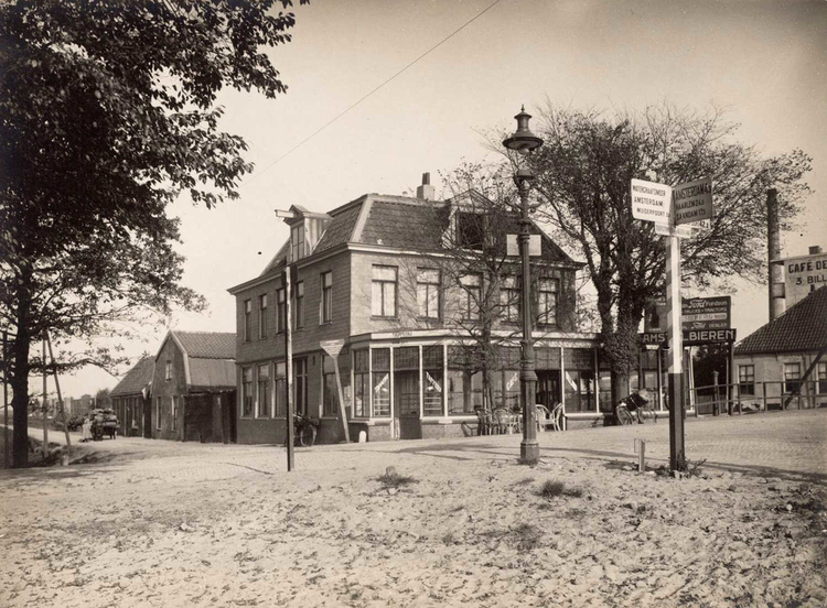 Café v.d.Vuurt Oosterringdijk 149 - ± 1955 .<br />Foto: Beeldbank Amsterdam 