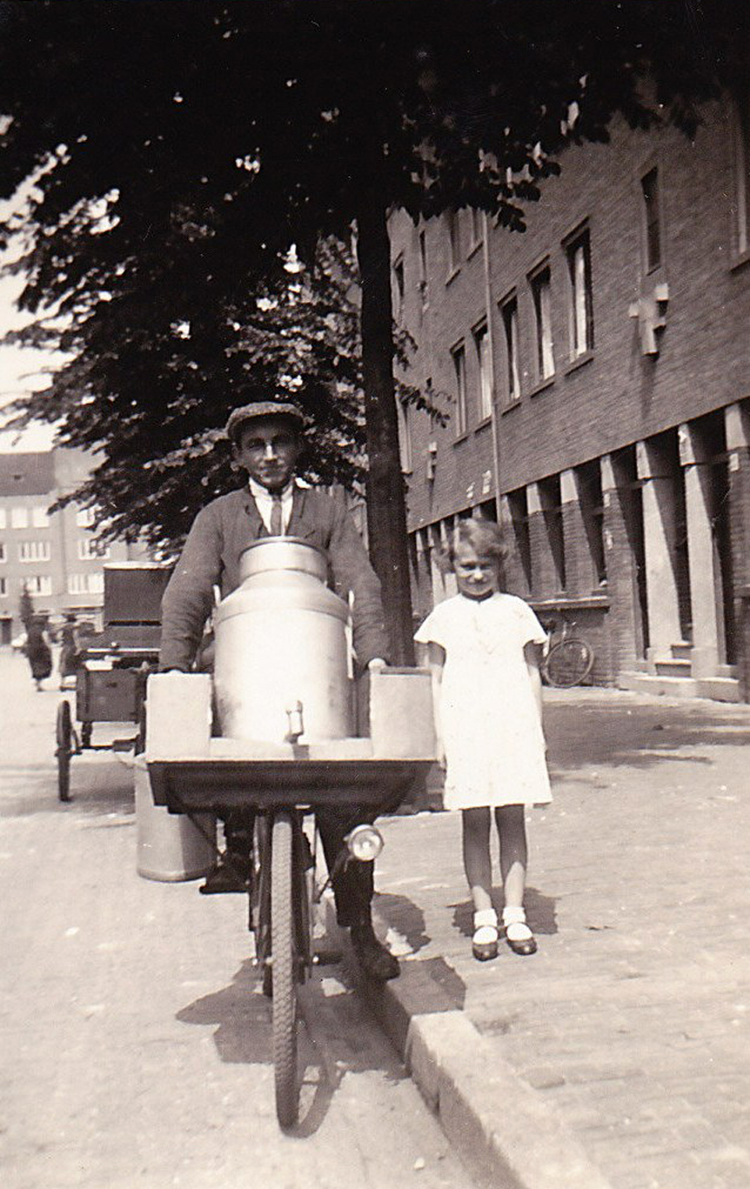 vader-in-1928-met-nicht-Wil-v.d.-Boom  <p>.<br />
<em>Foto: Aaltje den Hartog-van den Bosch</em></p>