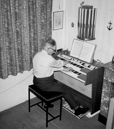 Vader van Hans De vader van Hans op het thuisorgel in 1970 - let op de orgelpijpen erboven. 