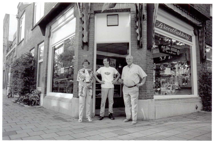 De winkel van bakkerij van Deudekom op de hoek van de Wakkerstraat. foto, gemaakt in 1999, uit privébezit familie van Deudekom.<br />Van links naar rechts; Agnes, zoon Jan, Jan van Deudekom 