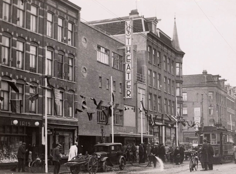 Het  Van Swindentheater. Een foto uit 1936. 1e van Swindenstraat gezien naar de Dapperstraat. Het theater is op nr.72-76.<br />Foto: Beeldbank Stadsarchief Amsterdam 