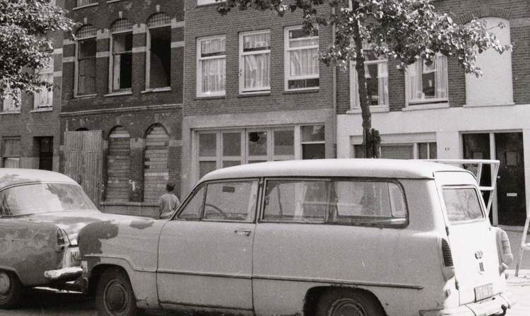 van Swindendwarsstraat 17 - 1966 .<br />Foto: Beeldbank Amsterdam 